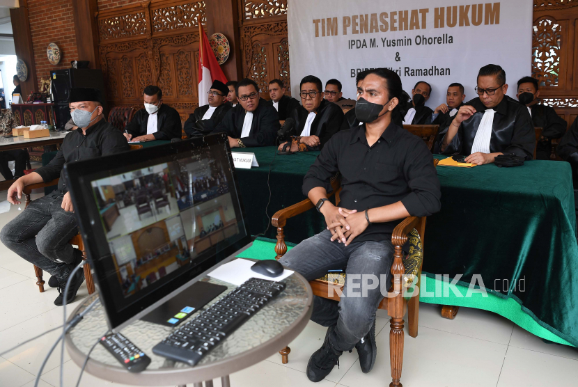 Terdakwa unlawful killing anggota Laskar FPI Ipda M Yusmin Ohorella (kiri) dan Briptu Fikri Ramadhan (kanan) mengikuti sidang putusan dengan vonis lepas yang digelar secara virtual di Jakarta, Jumat (18/3/2022).