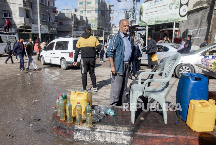 Botol plastik berisi solar dijual di jalanan kamp Rafah, Jalur Gaza selatan, (24/1/2024).