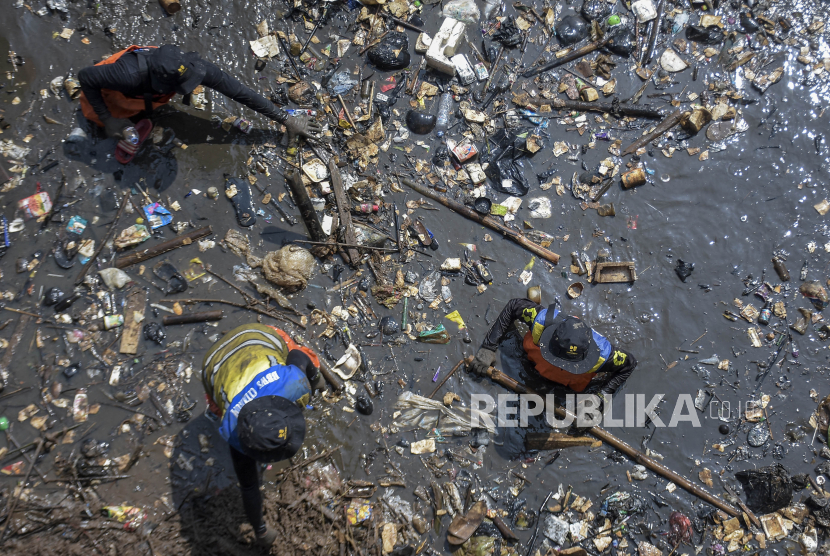 Sejumlah warga dan pegiat lingkungan membersihkan sampah yang menumpuk di Bendungan Bugel Sungai Cikeruh, Cileunyi, Kabupaten Bandung, Jawa Barat, Rabu (26/7/2023). Aksi bersih sungai yang diinisiasi oleh Pandawara Group dan diikuti oleh beragam komunitas lingkungan, mahasiswa, Polri dan TNI serta masyarakat sekitar tersebut digelar dalam rangka memperingati Hari Sungai Nasional. Selain itu, aksi tersebut sekaligus mengajak masyarakat untuk menjaga kebersihan lingkungan dengan tidak membuang sampah maupun limbah rumah tangga ke sungai.