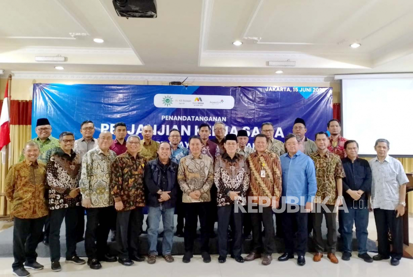 Jajaran PP Muhammadiyah bersama KB Bukopin Syariah usai penandatanganan kerja sama wakaf uang, di Auditorium KH Ahmad Dahlan, Jakarta, Kamis (15/6/2023). 