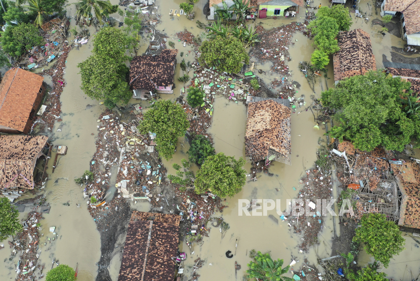 Foto udara pemukiman warga yang terdampak jebolnya tanggul Sungai Citarum di Desa Sumber Urip, Pebayuran, Kabupaten Bekasi, Jawa Barat.