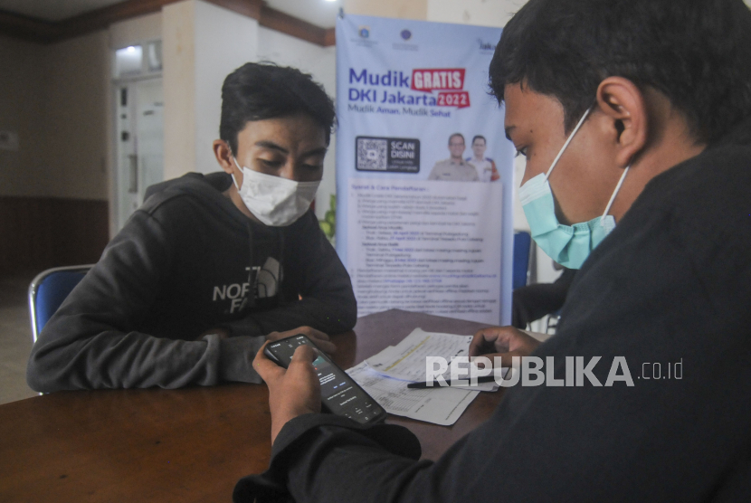 Petugas melayani warga melakukan verifikasi offline untuk mudik gratis di Kantor Suku Dinas Perhubungan Jakarta Selatan. Dinas Perhubungan (Dishub) DKI Jakarta telah menutup pendaftaran Program Mudik Gratis DKI Jakarta Tahun 2023, pada 24 Maret 2023 pukul 09.00 WIB karena jumlah pendaftar sudah melebihi target. 