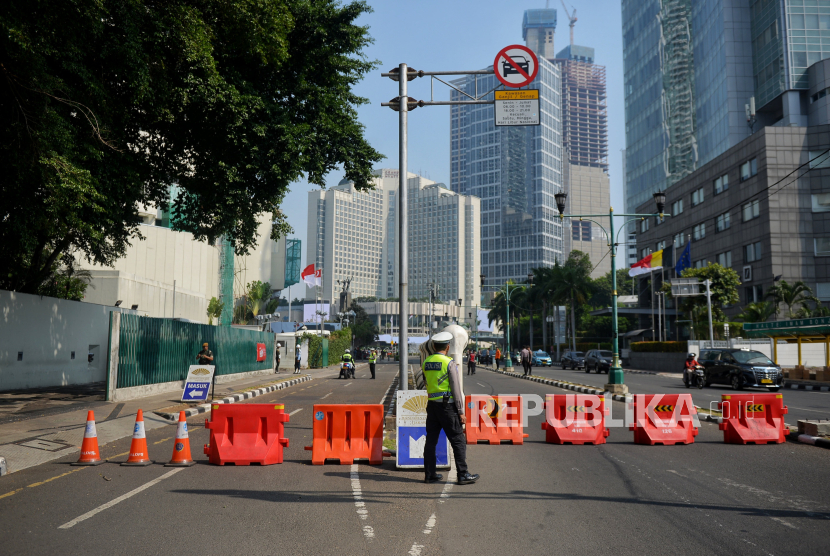 Petugas Kepolisian menutup akses jalan menuju Bundaran HI saat pengalihan lalu lintas dalam rangka KTT ASEAN di Jakarta, Selasa (5/9/2023). Polda Metro Jaya bersama pemprov DKI Jakarta melakukan rekayasa lalu lintas di 29 ruas jalan di sekitar lokasi KKT ASEAN selama rangkaian kegiatan KTT ASEAN berlangsung. Pengalihan lalu lintas tersebut dilaksanakan dalam dua sesi, pertama pada pukul 08.00 - 10.00 WIB dan pukul 16.00 - 18.00 WIB. Rekayasa lalu lintas kali ini menyisir  pada jakur prioritas di sepanjang jalan MH Thamrin - Jenderal Sudirman, dan dari Patung Kuda hingga Bundaran Senayan.