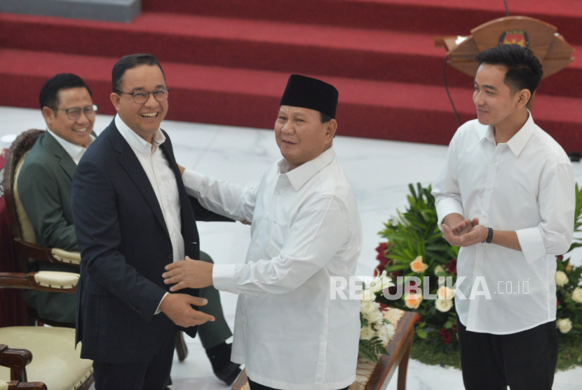 Prabowo Subianto bersama Anies Baswedan. Pengamat sebut kehadiran Anies-Muhaimin di Pleno KPU perkuat legitimasi hasil pemilu.