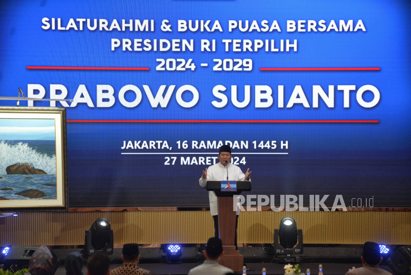 Presiden terpilih periode 2024-2029 Prabowo Subianto memberikan sambutan dalam acara silahturahmi dan buka puasa bersama dengan Kader Partai Demokrat di Jakarta, Rabu (27/4/2024). Acara silahturahmi ini sekaligus menegaskan Partai Demokrat akan ikut bersama-sama membangun pemerintahan ke depan dan menyukseskan kabinet Prabowo-Gibran.