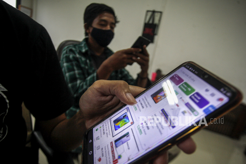 Warga membeli barang secara online melalui gadget miliknya di Bogor, Jawa Barat, Selasa (24/11). PT Bank Mandiri (Persero) Tbk mencatatkan kredit segmen mikro yang telah disalurkan ke marketplace sebesar Rp 21,7 miliar per akhir Desember 2020.  Adapun jumlah tersebut tumbuh 21 persen dibandingkan periode sama tahun sebelumnya.