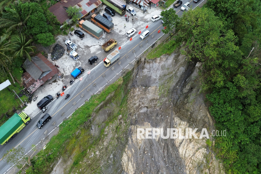 Terdampak Longsor, Polisi Lakukan Penyempitan Jalur di Jalan Nasional Padang-Bukittinggi 