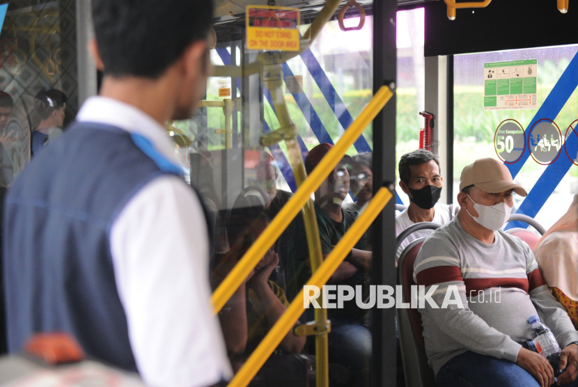 Penumpang berada di dalam bus Transjakarta (ilustrasi).
