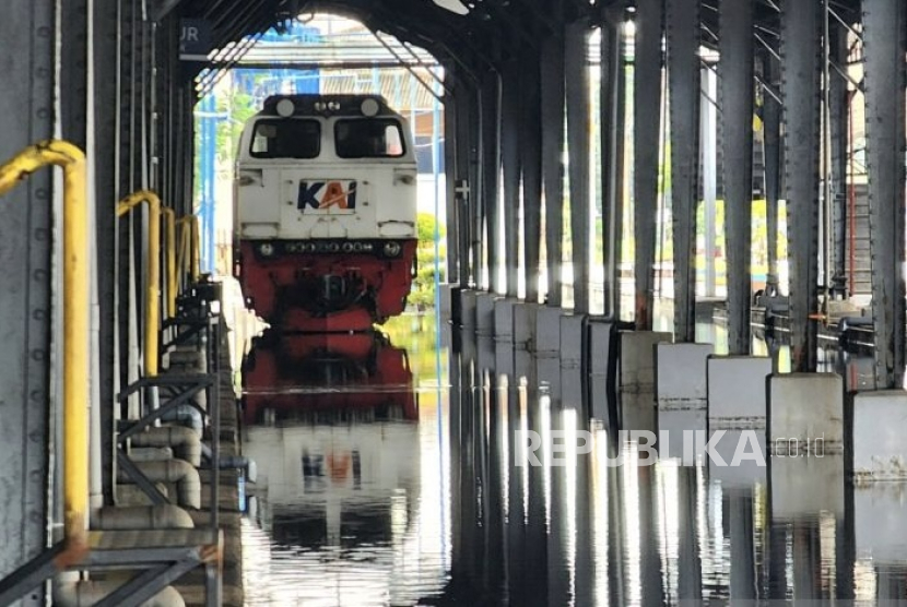 Banjir merendam Stasiun Tawang Semarang, Kamis (14/3/2024). KAI sebut 14 perjalanan kereta alami keterlambatan hingga 5 jam imbas banjir Semarang.