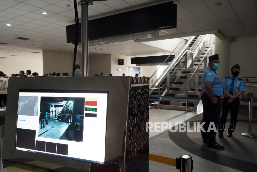Petugas AVSEC PT Angkasa Pura II berjaga di terminal kedatangan mancanegara Bandara Internasional Kualanamu Kabupaten Deliserdang, Sumatera Utara, Rabu (8/4/2020). PT Angkasa Pura II melalui Satgas BUMN Sumut peduli COVID-19 berkoordinasi dengan Gugus Tugas COVID-19 provinsi Sumut siap melakukan pemeriksaan dengan ketentuan standar prosedur karantina terhadap 500 TKI yang rencananya akan mendarat pada tanggal 9-10 April 2020 dari Malaysia guna mengantisipasi penyebaran virus COVID-19