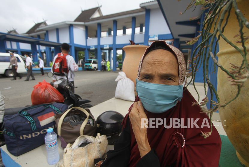 Warga menggunakan masker saat beraktivitas di luar di Terminal Angkutan Umum Pal 6, Banjarmasin, Kalimantan Selatan, Rabu (8/4/2020). Berdasarkan data Gugus Tugas Pencegahan Pengendalian dan Penanganan virus COVID-19 Provinsi Kalimantan Selatan pada Rabu (8/4/2020) pukul 10