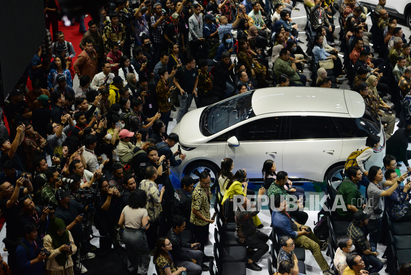 Visitors look at cars exhibited in Indonesian International Motor Show (IIMS) 2024 at JIExpo Kemayoran, Jakarta, Thursday (15/2/2024). The IIMS 2024 automotive exhibition, which took place 15-25 February, was attended by 53 vehicle brands and 187 participants from various sectors with the target of the transaction reaching IDR 5.3 trillion.