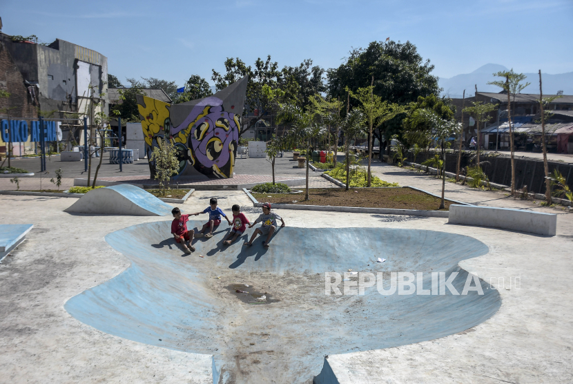 Sejumlah anak bermain di area ruang publik Ciko Arena 5, Batununggal, Kota Bandung, Jawa Barat, Selasa (1/8/2023). Anak-anak diimbau mengurangi aktivitas di luar ruangan.
