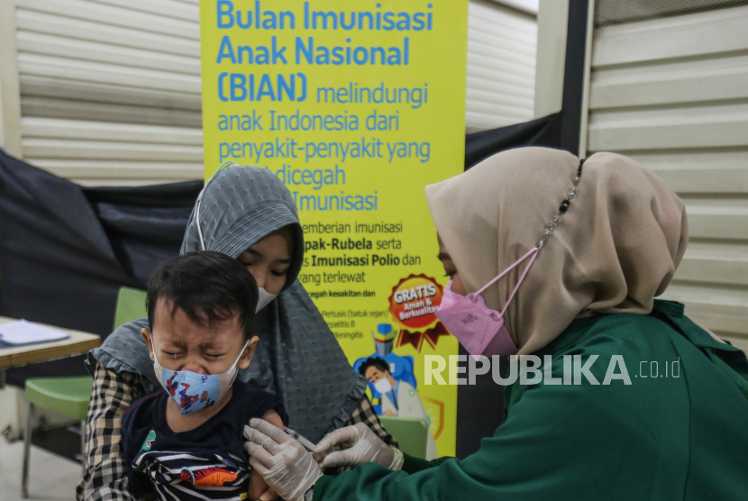 Petugas medis menyuntikan imunisasi campak rubella kepada anak (ilustrasi)