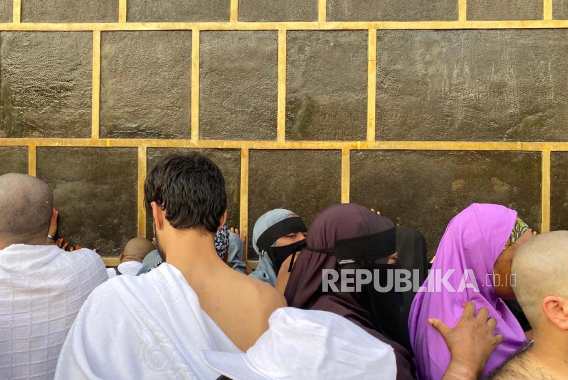 Jamaah haji menyentuh dinding Kabah yang terbuka pada Kamis (23/5/2024). Kain Kiswah telah diangkat agar tidak tersentuh tangan-tangan jamaah. 