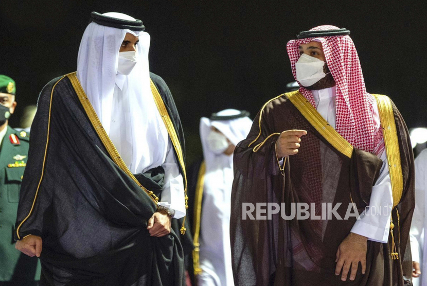 Dalam foto yang dirilis oleh Istana Kerajaan Saudi ini, Putra Mahkota Saudi Mohammed bin Salman, kanan, menyapa Emir Qatar Sheikh Tamim bin Hamad Al Thani setibanya di kota Laut Merah Jiddah, Arab Saudi, Senin, 10 Mei 2021