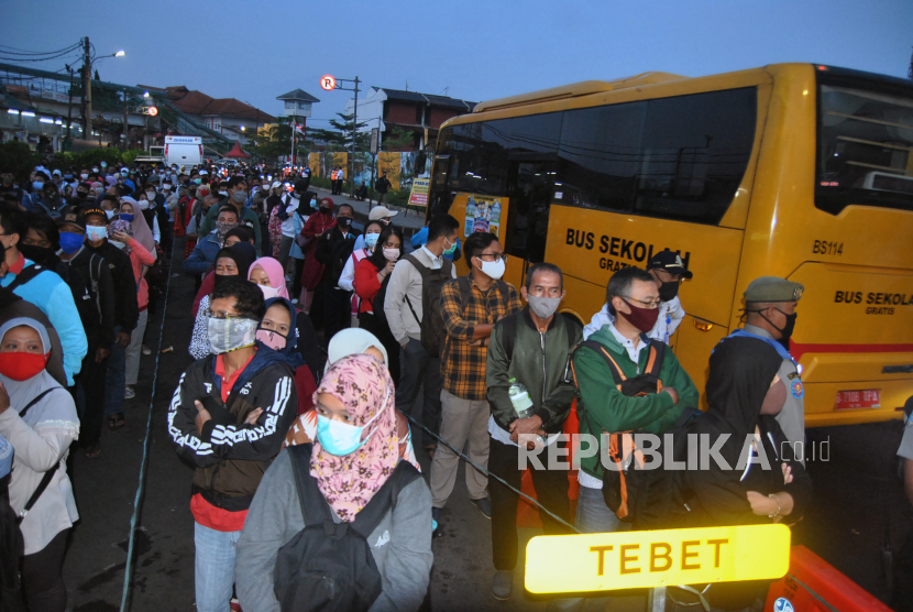[Ilustrasi] Sejumlah calon penumpang di jalan Mayor Oking, Kota Bogor, Jawa Barat. Dinas Perhubungan Kota Bogor menyiapkan rekayasa lalu lintas di Jalan Mayor Oking dan MA Salmun untuk mencegah jembatan di Jalan MA Salmun mengalami kerusakan lebih berat. 