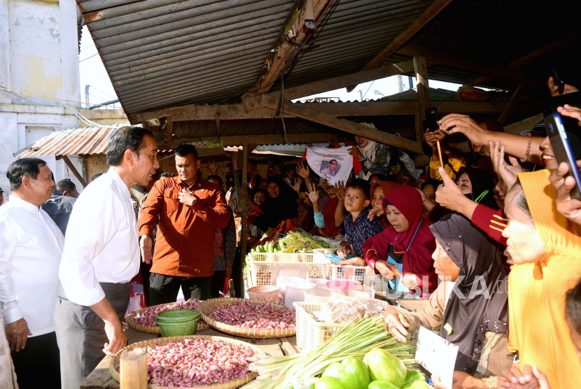 Presiden Jokowi saat meninjau harga komoditas pangan di Pasar Grogolan Baru, Kota Pekalongan, Jawa Tengah, Selasa (29/8/2023).