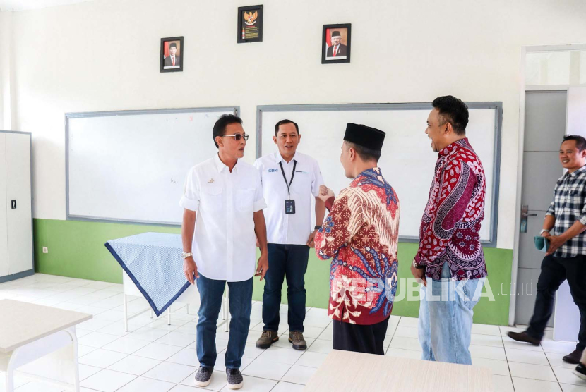 Bupati Ciamis Herdiat Sunarya mengecek kondisi bangunan SDN 3 Kadupandak di Kecamatan Tambaksari, Kabupaten Ciamis, Jawa Barat, Jumat (5/1/2024). 
