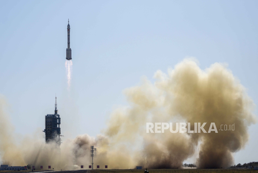 Roket Long March yang membawa awak astronot Cina di pesawat ruang angkasa Shenzhou-17 lepas landas dari Pusat Peluncuran Satelit Jiuquan di barat laut Tiongkok, Kamis, 26 Oktober 2023.