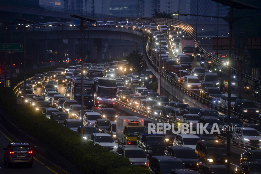 Sejumlah kendaraan terjebak kemacetan saat jam pulang kerja di Jalan Gatot Subroto, Jakarta Selatan, Selasa (1/11/2022).