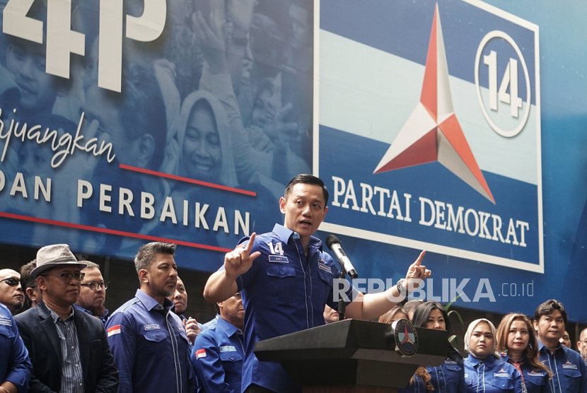Ketua Umum Partai Demokrat Agus Harimurti Yudhoyono (AHY) bersiap menyampaikan keterangan pers.
