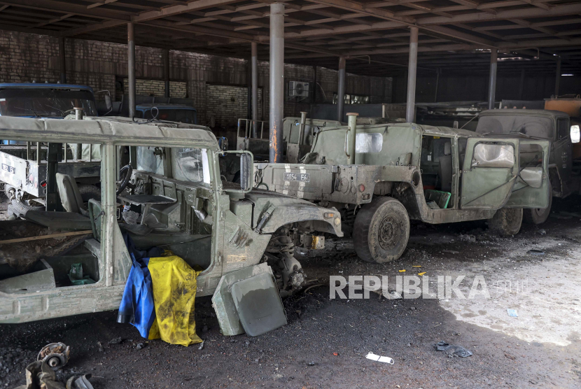 Kendaraan militer tentara Ukraina yang rusak dengan bendera nasional Ukraina, terlihat di Pabrik Metalurgi Illich Iron & Steel Works yang sebagian hancur, di daerah yang dikendalikan oleh pasukan separatis yang didukung Rusia di Mariupol, Ukraina, Senin, 18 April 2022.