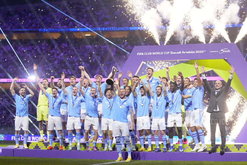 Manchester City Kyle Walker (tengah ) mengangkat trofi Piala Dunia Antarklub 2023.