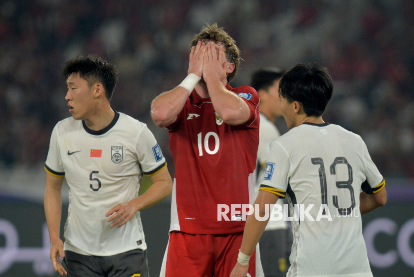 Pemain timnas Indonesia Ole Romeny menutup wajahnya seusai gagal mencetak gol ke gawang China pada pertandingan Kualifikasi Piala Dunia 2026 putaran ketiga Grup C di Stadion Utama Gelora Bung Karno, Jakarta, Kamis (5/6/2025). Timnas Indonesia mengalahkan China dengan skor 1-0. Gol tunggal Indonesia dicetak Ole Romeny lewat tendangan penalti di menit ke-45.