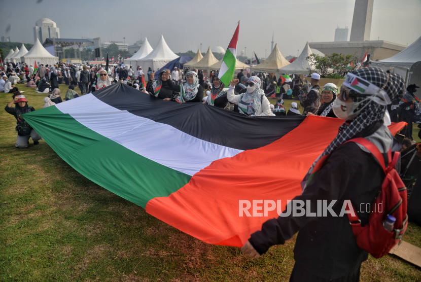 Sejumlah orang mengikuti Munajat Kubro 212 di kawasan Monas, Jakarta, Sabtu (2/12/2023). Fokus utama acara adalah untuk memanjatkan doa untuk keselamatan NKRI dan Kemenangan Palestina. Munajat Kubro 212 dimulai dini hari sekitar pukul 03.00 WIB sampai 09.00.