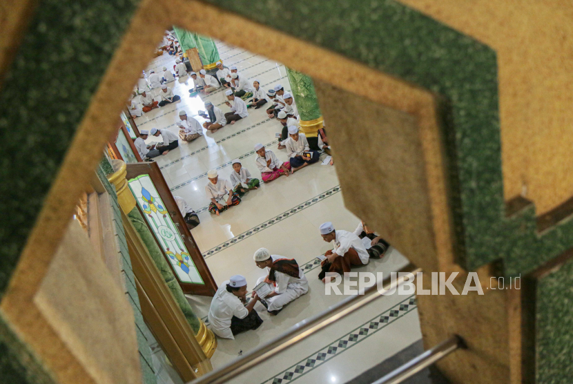 Sejumlah santri mengikuti Tahfidzul Quran (hafalan Al Quran) di Masjid Al-Kautsar Pondok Pesantren Al-Aziziyah, Lombok Barat, NTB, Ahad (17/3/2024). Tahfidzul Quran tersebut merupakan program wajib bagi santri dan menjadi ciri khas pada momentum Ramadhan dengan menggelarnya secara berjamaah menjelang berbuka puasa di 12 asrama santri yang ada di Pondok Pesantren tersebut.