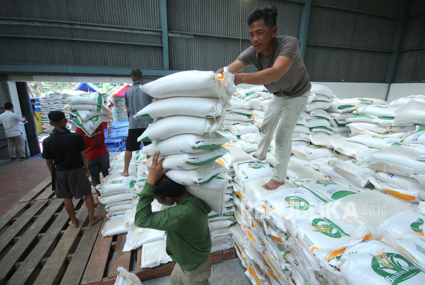 Aktivitas pekerja menyiapkan beras untuk dikirim ke distributor di gudang Bulog Gedebage, Kota Bandung, Selasa (7/11/2023)