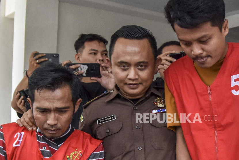Dua tersangka kasus dugaan korupsi, salah satunya oknum guru di Pangandaran, dibawa menuju mobil tahanan di Kejaksaan Negeri Kabupaten Ciamis, Jawa Barat, Senin (11/9/2023). 