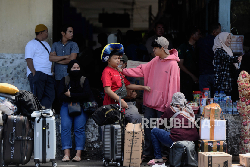 Pemudik menunggu kedatangan bus (Foto: ilustrasi mudik).