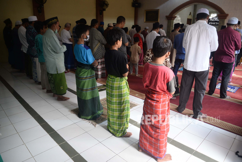 Warga dengan menerapkan jaga jarak melaksanakan sholat di Masjid Daarul Hikmah, Pamulang, Tangerang Selatan, Banten. MUI Sebut Shaf Sholat Bisa Dirapatkan Kembali