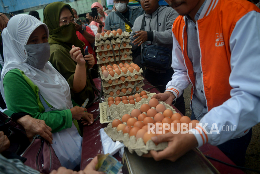 Penjual melayani warga yang membeli telur ayam ras saat operasi pasar di Pasar Minggu, Jakarta. Center of Economic and Law Studies (Celios) menilai pemerintah perlu memperkuat rantai pasok pangan di dalam negeri. Hal ini merespon kebijakan extra effort dalam pengendalian inflasi pada akhir tahun ini.