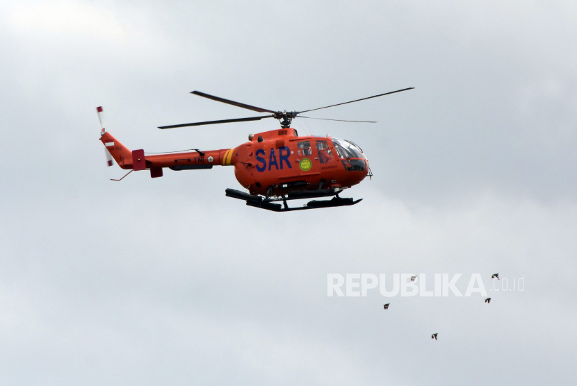 Helikopter Basarnas melakukan pencarian KM Putra Barokah SN yang hilang kotak di perairan Indramayu.