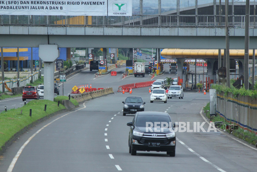 Hari kedua Lebaran, arus kendaraan menuju luar Bandung, terpantau padat lancar, seperti di pintu keluar Tol Cileunyi, Kabupaten Bandung, Senin (25/5). Diperkirakan kepadatan lalu lintas disebabkan oleh pera pemudik lokal dan aktivitas masyarakat untuk bersilaturahim