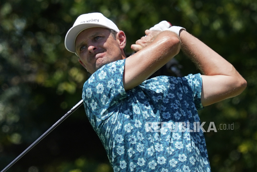 Justin Rose, of England, tees off on the 12th hole during the third round of the Charles Schwab Challenge golf tournament at the Colonial Country Club in Fort Worth, Texas, Saturday, June 13, 2020. (AP Photo/David J