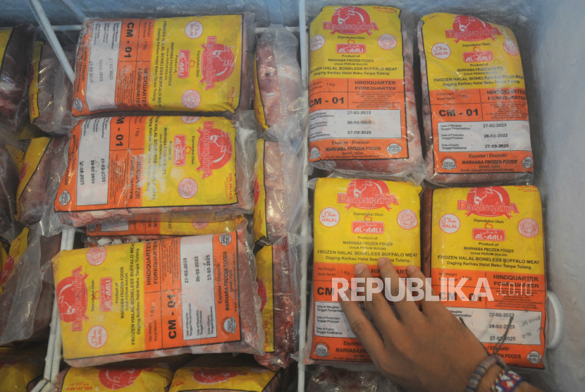 Pengunjung memilih Daging Kita yang dijual di salah satu toko ritel di Jakarta, Jumat (14/4/2023). Perum Bulog mendistribusikan komoditas daging kerbau beku seharga Rp 80.000 per kilogram ke 88 cabang salah satu toko ritel yang tersebar di Jabodetabek. Operasi pasar daging kerbau tersebut untuk membantu mengatasi kebutuhan daging yang meningkat jelang Lebaran 1444 Hijriah.