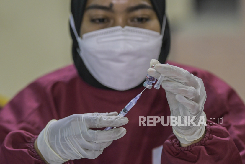 Petugas kesehatan bersiap menyuntikkan vaksin COVID-19 kepada warga di Gelanggang Remaja Makassar, Jakarta, Jumat (12/11/2021). Pemerintah menargetkan vaksinasi COVID-19 mencapai 300 juta dosis pada akhir 2021, yang hingga November 2021 berdasarkan data dari Kementerian Kesehatan (Kemenkes) vaksinasi nasional telah mencapai 200 juta dosis vaksinasi, untuk vaksinasi dosis pertama sebesar 127,3 juta dosis atau 61 persen, dan untuk dosis kedua mencapai 80,9 juta dosis atau 38 persen. 
