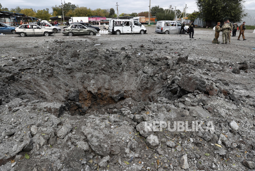 A crater at the scene in Zaporizhzhia, Ukraine, 30 September 2022, where a convoy of civilians was struck by a Russian missile. At least 23 people have been killed and dozens more injured in the attack local officials say. The convoy was hit in the early hours as people were preparing to travel to the Russian-occupied part of the region to pick up relatives and deliver humanitarian aid.  