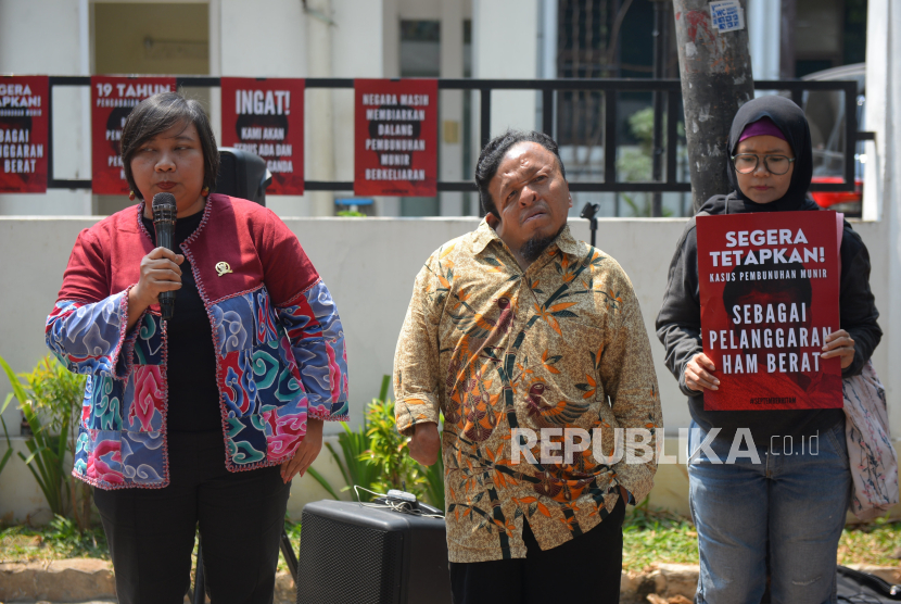 Komisioner Komnas HAM, Hari Kurniawan (tengah) menerima audiensi dari anggota Komite Aksi Solidaritas untuk Munir (Kasum) di Kantor Komnas HAM, Jakarta Pusat, Kamis (7/9/2023). 