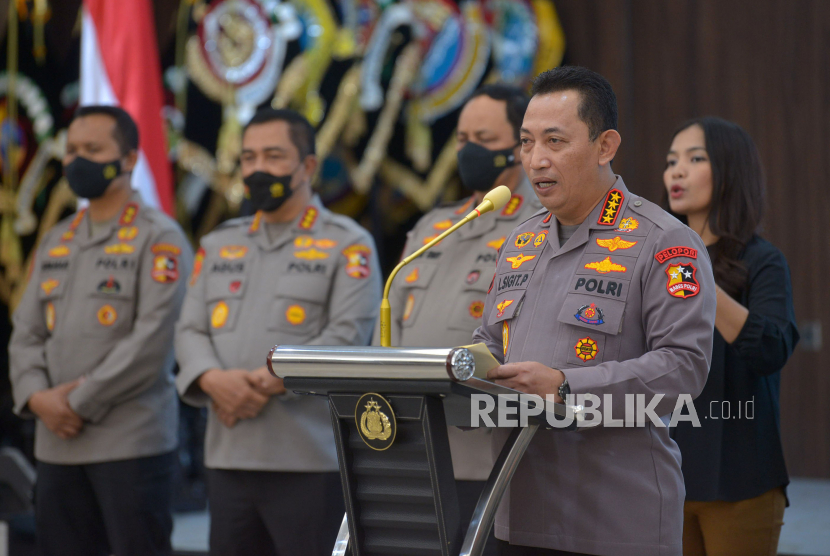 Kapolri Jenderal Pol Listyo Sigit Prabowo menyampaikan keterangan pers terkait kasus yang melibatkan mantan Kapolda Sumatera Barat Irjen Teddy Minahasa di Rupatama Mabes Polri, Jakarta, Jumat (14/10/2022). Kapolri Jenderal Listyo Sigit Prabowo telah mengonfirmasi bahwa Teddy Minahasa diduga terjerat dalam pusaran kasus narkoba serta kini telah ditahan dan menjalani penempatan khusus. Prayogi/Republika.