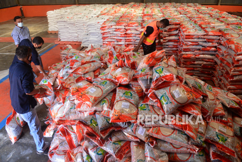 Petugas mempersiapkan beras bantuan PPKM  