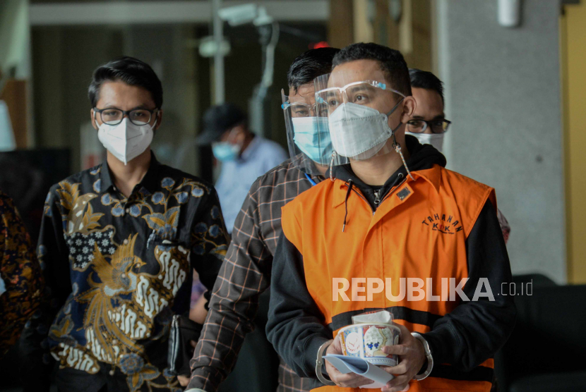 Tersangka dari pihak swasta Harry Sidabuke (kanan) berjalan meninggalkan ruangan usai menjalani pemeriksaan di Gedung Merah Putih KPK, Jakarta, Kamis (21/1). KPK memeriksa Harry Sidabuke untuk penyidikan perkara dugaan suap terkait pengadaan bantuan sosial (bansos) di Kementerian Sosial untuk penanganan pandemi Covid-19. Republika/Thoudy Badai