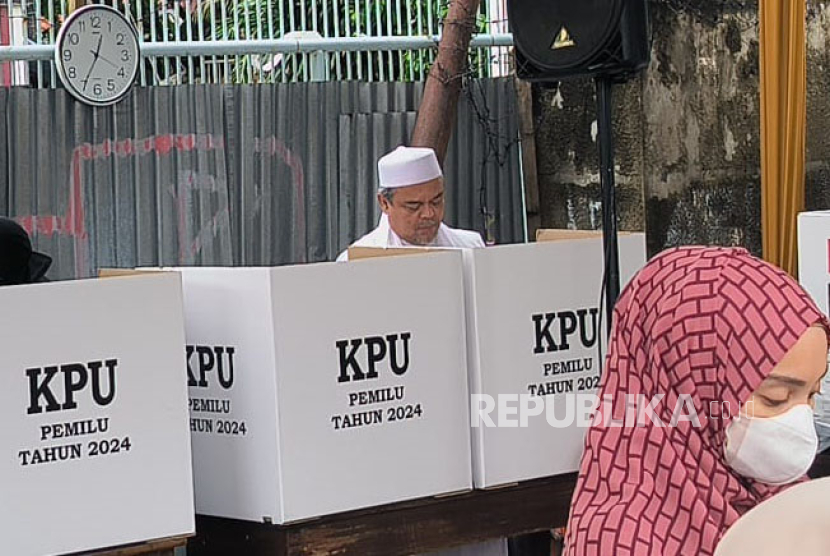 Habib Rizieq Shihab (HRS) mendatangi tempat pemungutan suara (TPS) 47 di Petamburan, Tanah Abang, Jakarta Pusat pada Rabu (14/2/2024) tengah hari untuk melakukan pencoblosan pilpres dan pileg 2024. 