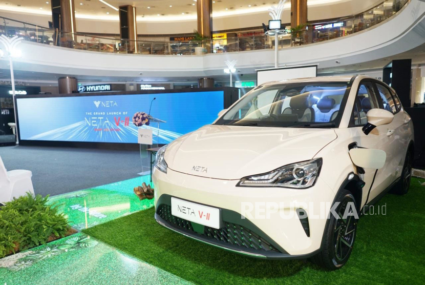 Neta mengumumkan harga mobil listrik Neta V-II dengan fitur tercanggihnya, Rabu (22/5/2024), di Jakarta. Neta V-II meluncur dengan harga mulai dari Rp 299 juta.