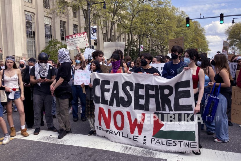 Pengunjuk rasa pro-Palestina berdiri di Massachusetts Avenue dekat perkemahan mahasiswa di kampus Institut Teknologi Massachusetts. 