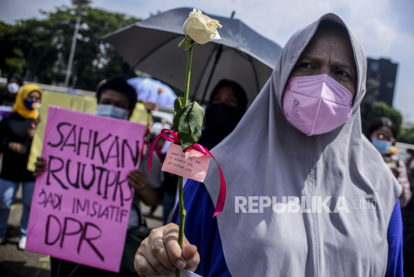 Sejumlah massa aksi yang tergabung dalam Jaringan Pembela Hak Perempuan Korban Kekerasan Seksual melakukan unjuk rasa di depan Gedung DPR, Jakarta, beberapa waktu lalu. Pada aksi tersebut mereka menuntutut DPR RI mengesahkan Rancangan Undang-undang Tindak Pidana Kekerasan Seksual (RUU TPKS) sebagai RUU Inisiatif DPR RI pada sidang paripurna DPR pembukaan masa sidang 13 Januari 2022 sebagai bentuk perempuan Indonesia bebas dari kekerasan dan pelecehan seksual. 